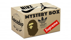 Cutie misterioasa care contine yeezy supreme .... foto