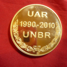 Placheta UAR 1990-2010 + UNBR -Barouri ,bronz aurit ,d= 5 cm