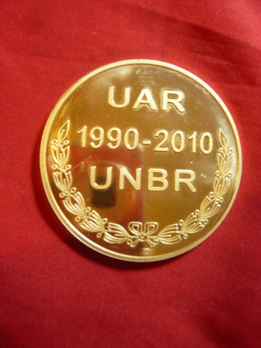 Placheta UAR 1990-2010 + UNBR -Barouri ,bronz aurit ,d= 5 cm