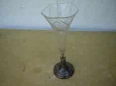Superba vaza din cristal cu suport din alpaca argintata si marcata. foto