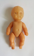 Papusa / papusica bebelus Aradeanca, anii 70, 11 cm, plastic cu cauciuc foto
