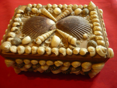 Caseta pt Bijuterii din lemn ornata cu scoici , dim. 14x9,5x5,5 cm foto