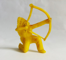Figurina indian, plastic galben, 6,5 cm, marcat P pe brat foto