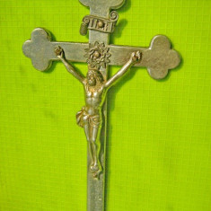 CRUCIFIX mic vechi in crom cu spate filigramat.