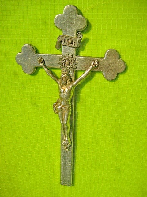 CRUCIFIX mic vechi in crom cu spate filigramat.