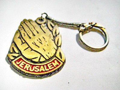 9372-Breloc Jerusalem inchinare maini impreunate alama emailata si aurita. foto