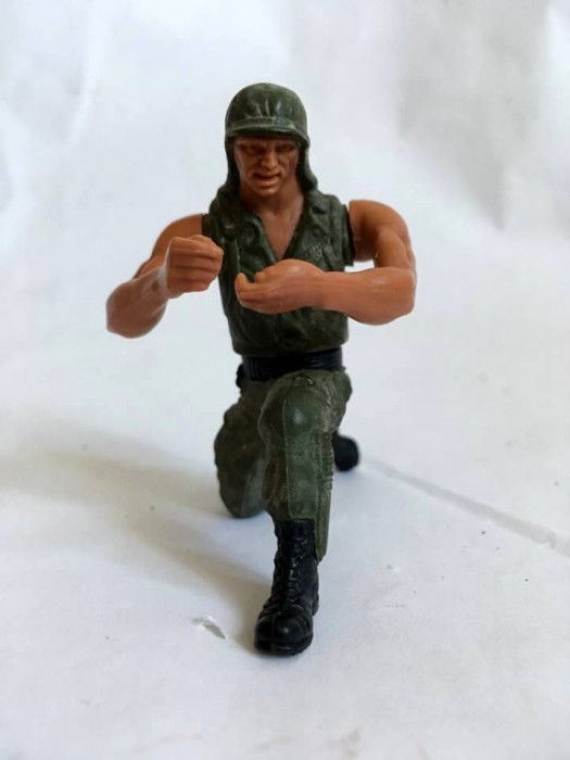 Figurina plastic soldat, 7cm, nemarcat, mobil din mijloc si din umeri