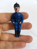 Figurina plastic, politist in pozitie sezut, cu tija metalica in fund, 5.5cm