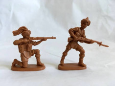 Lot 2 figurine plastic soldati maro, nemarcati, 5-6cm foto