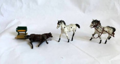 Lot 3 figurine plastic, cai: 2 albi si unul maro, aprox 6x7cm foto