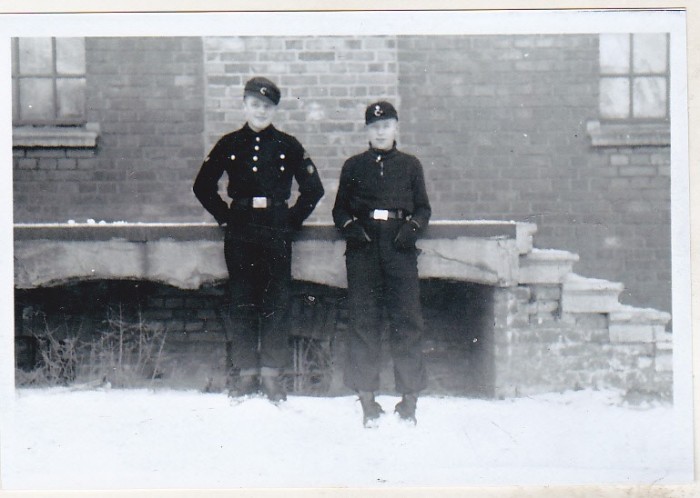 bnk foto - Germania - tineri in uniforma Hitlerjugend - 1940