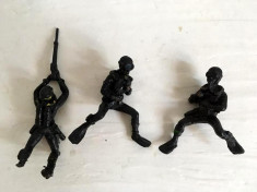 lot 3 figurine plastic negru, scafandri, 5.5-8cm foto