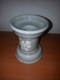 Suport lumanare mica ceramica grii flori in relief albe Rosa Ljung DECO Suedia