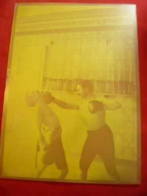 Fotografie pe sticla - 2 Boxeri in lupta , dim.=13,6 x17,7 cm cca.1900 foto
