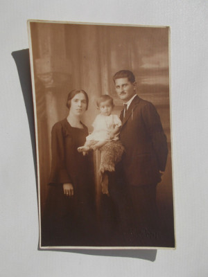 FOTOGRAFIE VECHE de familie din perioada interbelica , atelier E. POPP foto