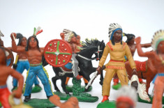 Lot mare figurine plastic, cauciuc, indieni si cowboy DDR - CIRCA 1970 Germania foto
