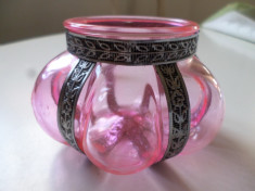 vas de sticla roz cu metal foto