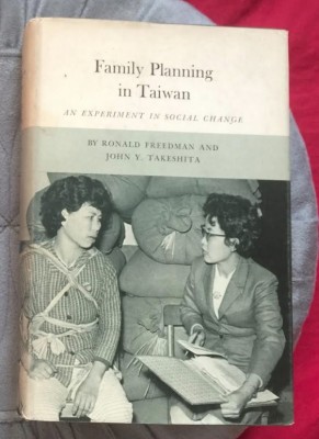 FAMILY PLANNING IN TAIWAN - an experiment in social change / R. Freedman et. al. foto