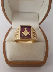 Inel Masonic din aur cu rubin foto