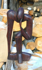 Statueta din lemn, ganditorul foto