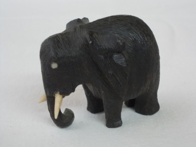 ELEFANT SCULPTAT DIN LEMN -AFRICA. foto