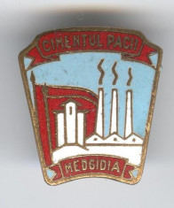 CIMENTUL MEDGIDIA Insigna email 1970 foto