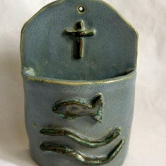 Aspersorium ceramic, de perete, pentru apa sfintita. simboluri crestine
