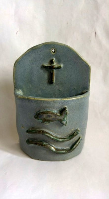 Aspersorium ceramic, de perete, pentru apa sfintita. simboluri crestine foto
