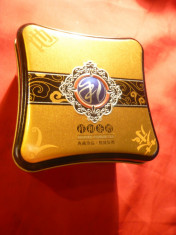 Cutie metalica Ceai China ,frumos ornamentata , dim.= 9x9x5,8 cm foto