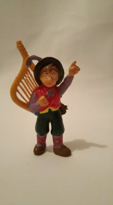 Figurina baiat (cioban, taran) cu harpa (Italia), 8cm, cauciuc foto