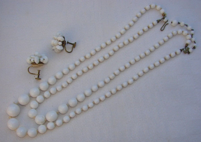 Set format din colier si cercei din opal alb - perioada interbelica