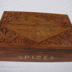 Frumoasa cutie din lemn exotic cu intarsii din alama pentru condimente