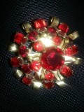 BROSA veche aurie cu pietre rosii,bijuterie vintage superba,bijuterie dama veche cu pietre rosii multifatetateTp.GRATUIT
