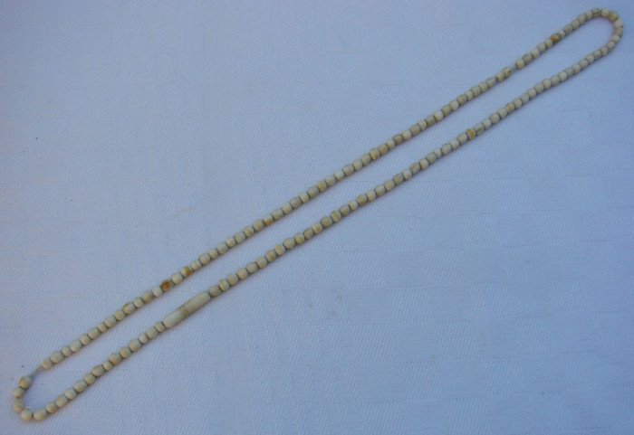 Frumos colier din fildes cu lungimea de 70 cm