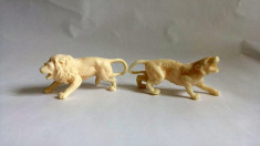 Lot 2 figurine marca Titze, plastic alb , cca 7cm, leu si jaguar, detalii fine foto