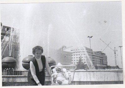 bnk foto - Ploiesti - Vedere din parc inspre Galeriile comerciale - anii `80 foto