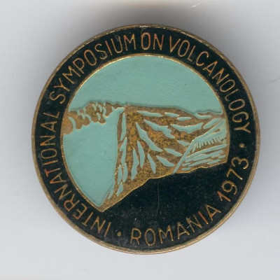 1973 Simpozion International VULCANOLOGI - Romania, insigna Rara foto