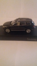 macheta volkswagen touareg 2015 negru - herpa, 1/43, dealer edition. foto