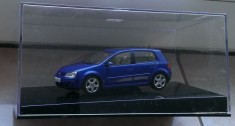 Macheta Volkswagen VW Golf 5 V - 4 usi albastru - Autoart 1/43 foto