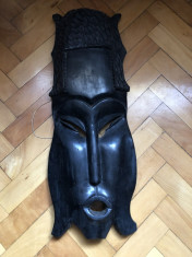 Masca africana,in basorelief,sculptata,in lemn,esenta tare,dimensiuni mari foto