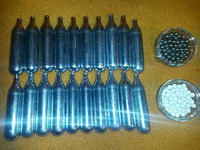 15 butelii co2 airsoft swiss arms BONUS 400 bile foto mare 15 butelii co2 airsoft swiss arms BONUS 400 bile foto mare