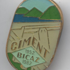 CIMENT BICAZ 1952-1982 Insigna veche Romania RSR - Superba
