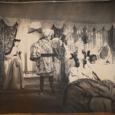 Fotografie afis de dimensiuni mari : 63 x 55 cm , anii 50 , piesa de teatru