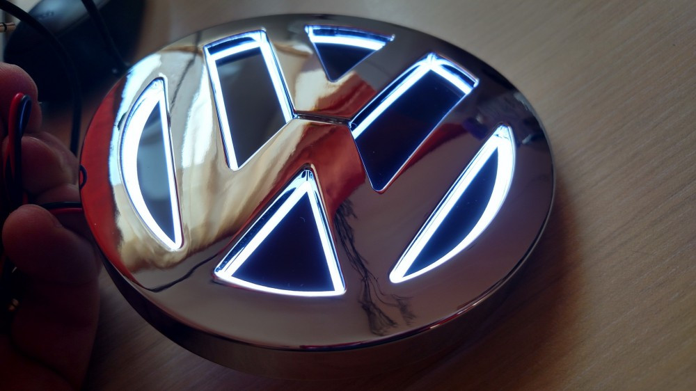 Emblema volkswagen LED ALB 11 cm - sigla 5d vw logo iluminat golf passat |  arhiva Okazii.ro