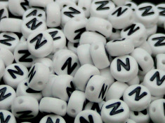 100buc Margele plastic acril, alfabet, albe, litera N, forma rotunda, 7 x 4 mm foto