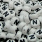 100buc Margele plastic acril, alfabet, albe, litera N, forma rotunda, 7 x 4 mm