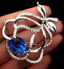 Brosa dama-VINTAGE- TRANDAFIR - inox placata cu Aur alb 18k