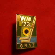 Insigna - Campionatele Mondiale Hokey 1973 Graz , metal si email , h= 3,2 cm