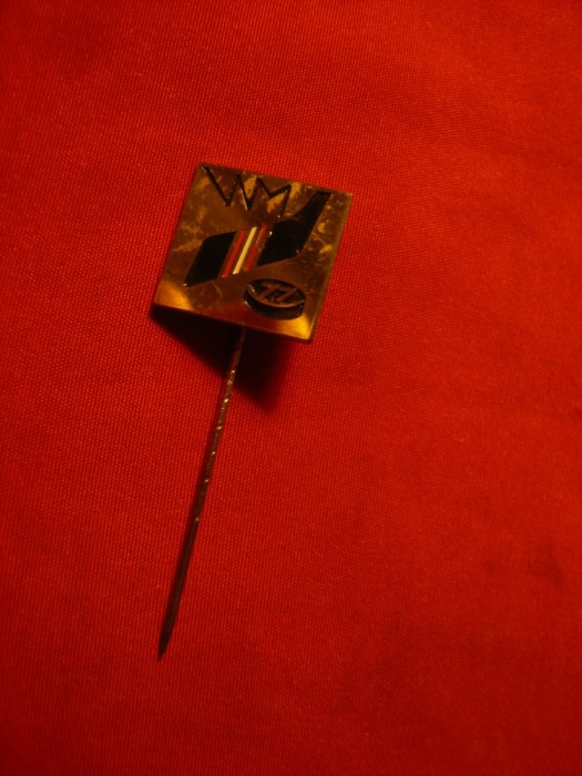 Insigna Campionatele Mondiale Hokey 1977 , metal si email , L= 1,6 cm