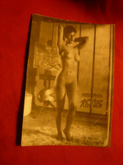 Fotografie mica - Femeie nud -pozand - dim.= 6x8,5 cm foto